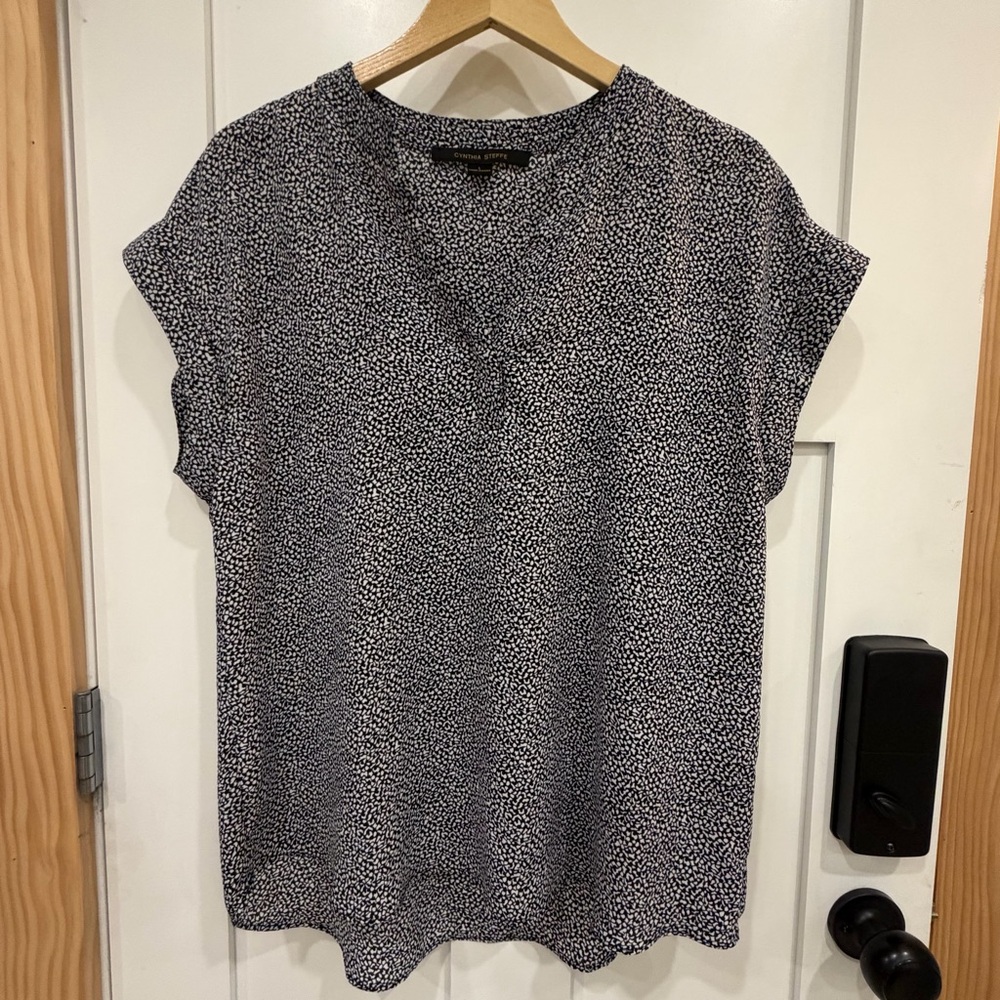 ✅ Cynthia Steffe large Black White Speckled Blouse top shirt capped sleeve vneck